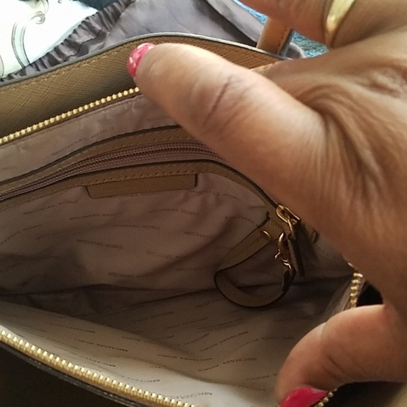 Michael Kors.. ITS CLEAN NO ODOR INSIDE - Picture 4 of 8